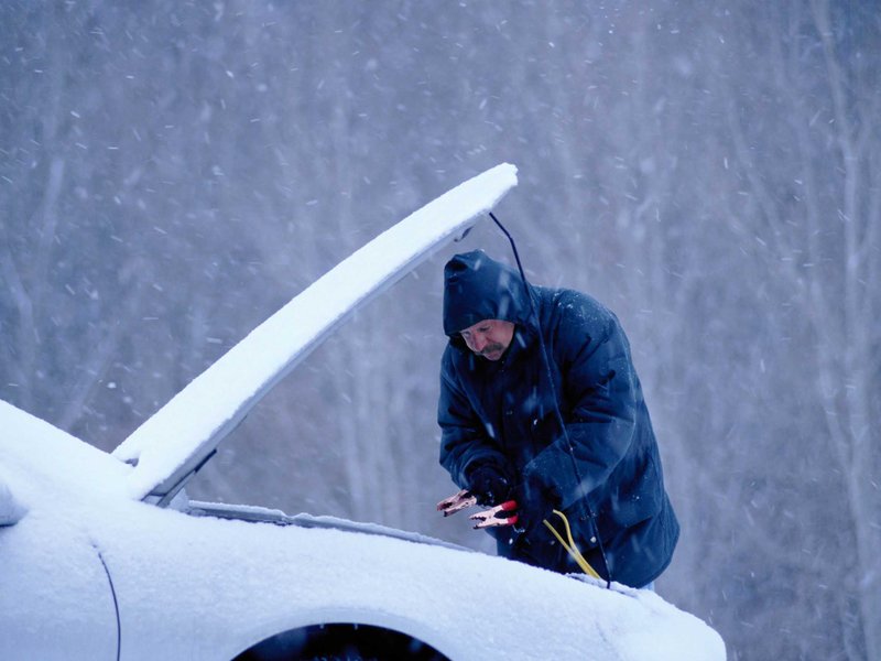 Brrr - mit wenigen Handgriffen lässt sich die Autobatterie überbrücken. (Bild: Jim Craigmyle/Getty Images)